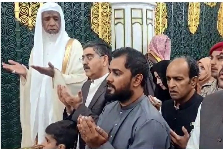 PM Kakar offers nawafil at Roza-e-Rasool in Madinah