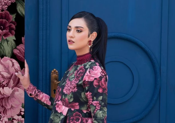 Sarah Khan looks ravishing in floral dress