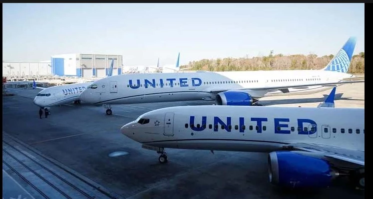 United Airlines orders 110 new planes from Boeing, Airbus