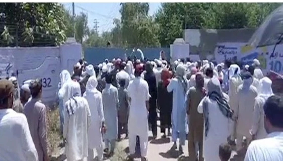 Angry mob thrashes Pesco staff, restores electricity supply to Bannu