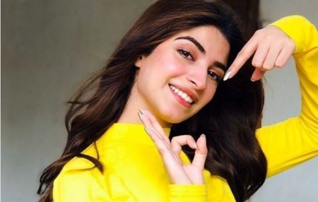 Kinza Hashmi's smile more brighter than sun, moon and stars, say fans