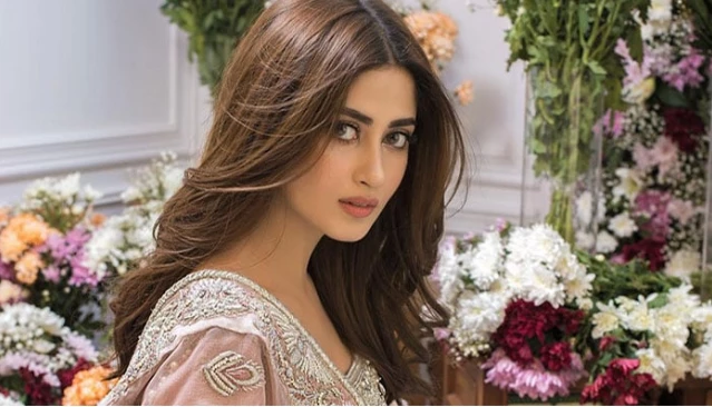 Sajal Aly receives flowers from fan, But Why?