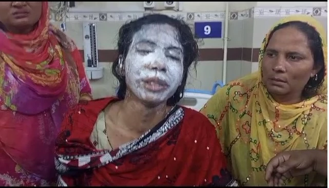 School teacher falls victim to acid attack for refusing marriage in Vehari