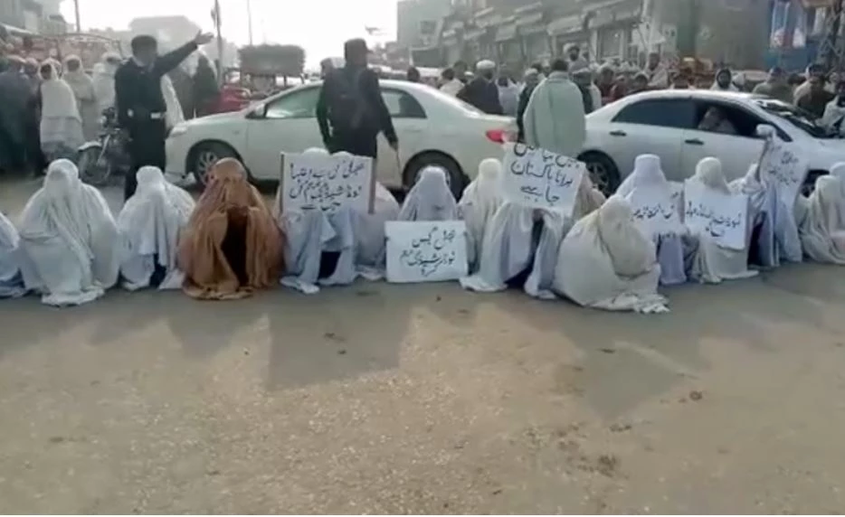 Women come out on roads to protest electricity, gas outages; block Indus Highway in Karak