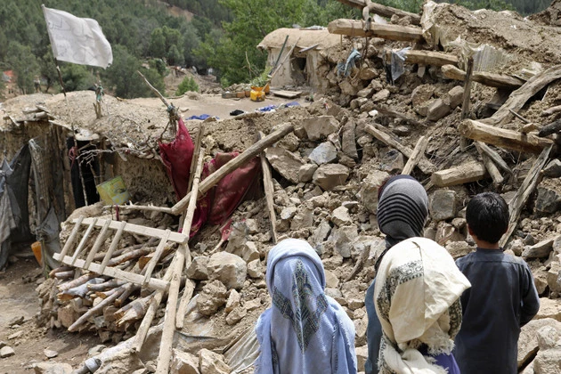 Frantic digging for families still trapped after Afghan quakes