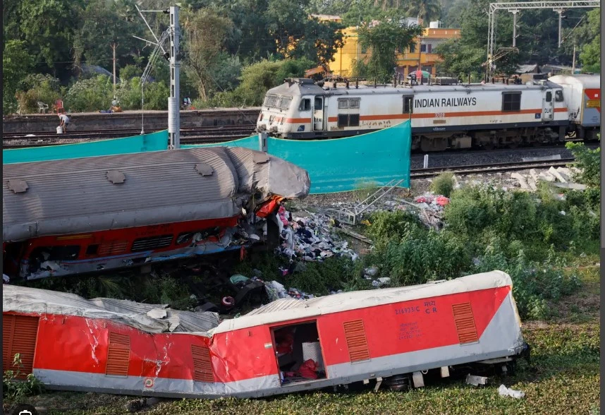 Four killed as India express train derails