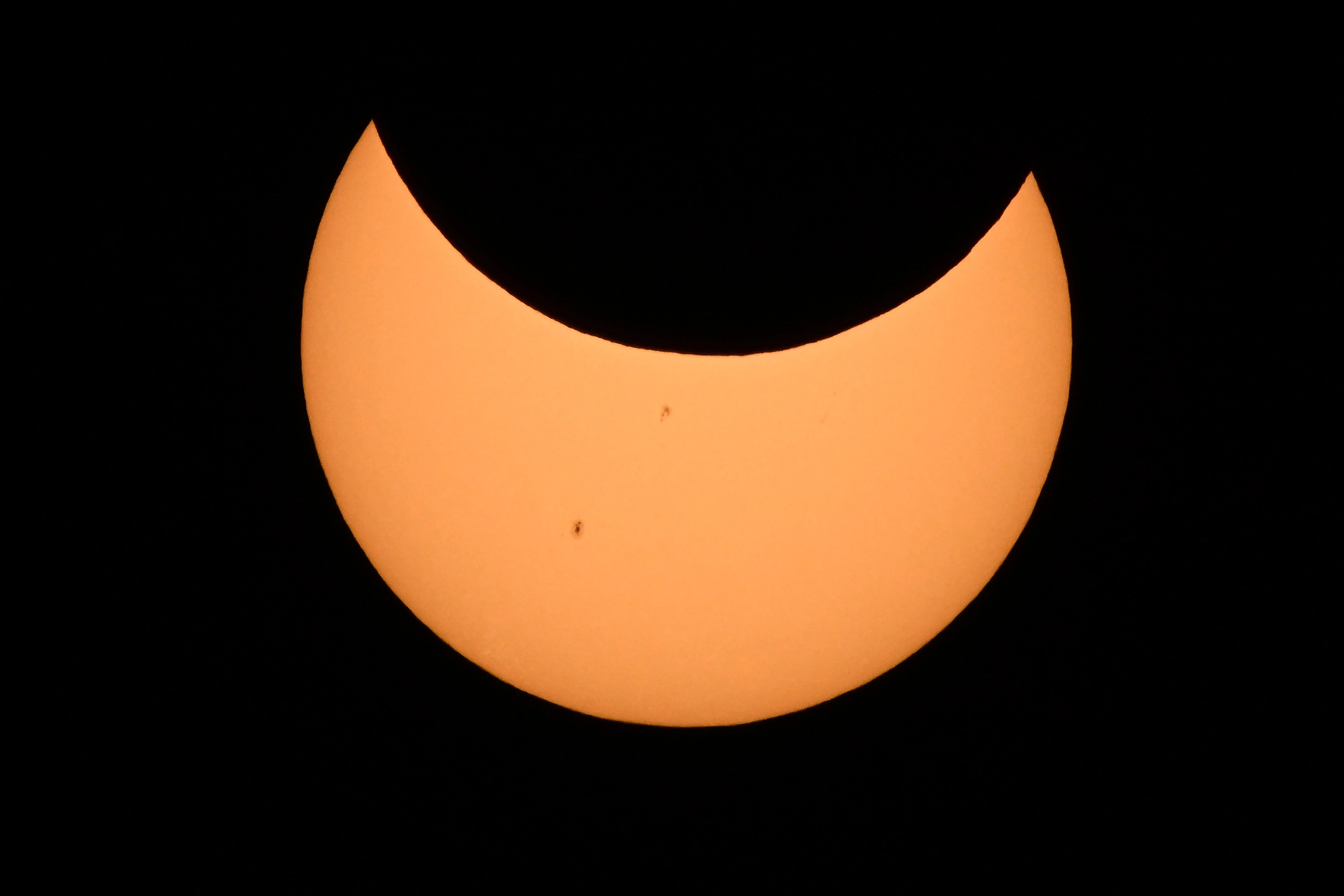 Skygazers watch 'Ring of Fire' eclipse over Western Hemisphere