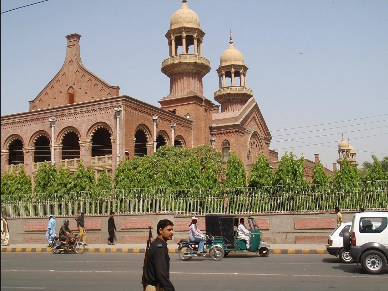 LHC orders lawyers to wear gowns from Nov 1