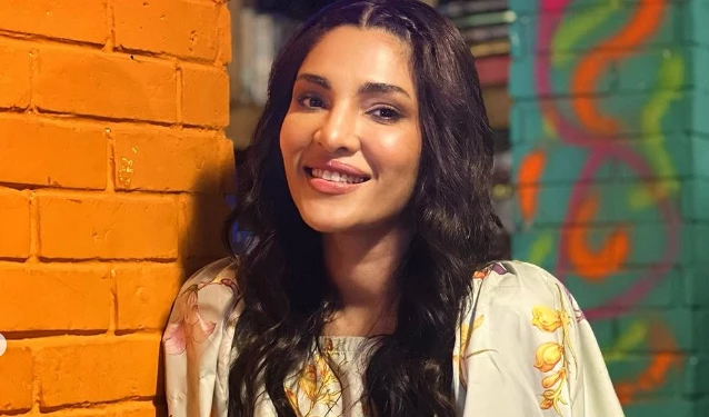 Zhalay Sarhadi compares Pakistanis and Abroad in humorous reel