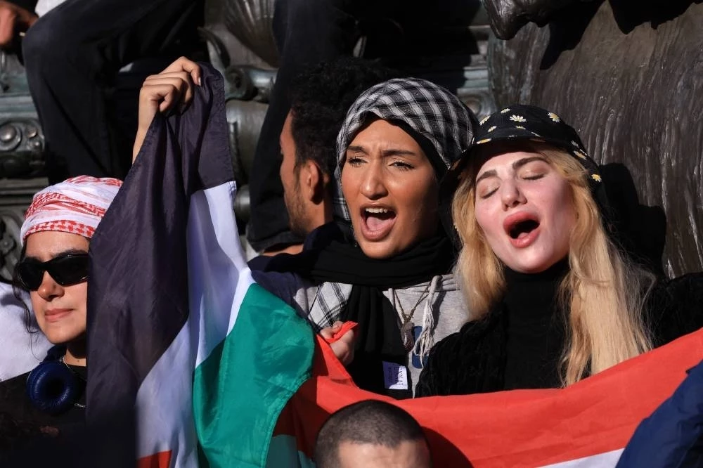 Paris crowd calls for end of 'massacre' in Gaza