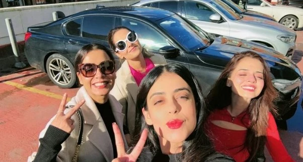 Showbiz beauties on sight-seeing trip of London