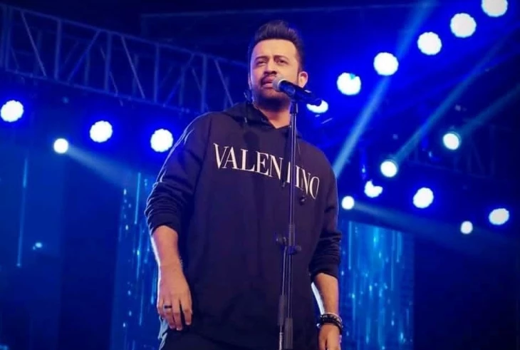 Atif Aslam stops fans from throwing money in live concert