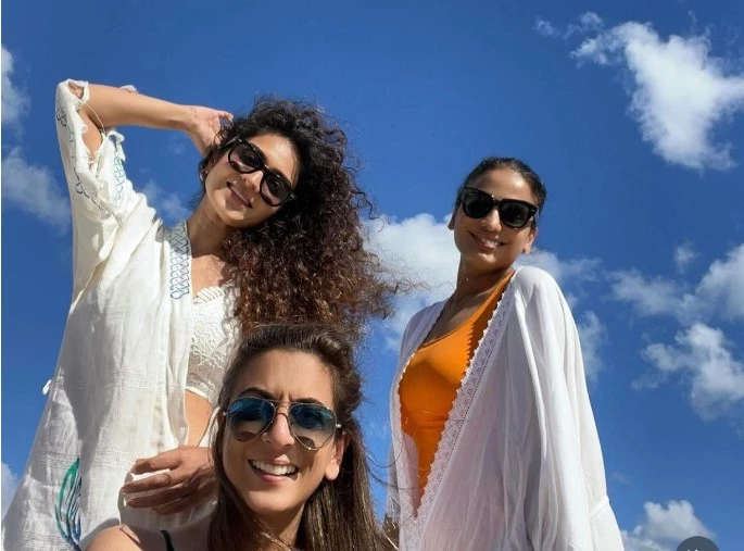 Hajra Yamin and her squad make a splash at Miami beach