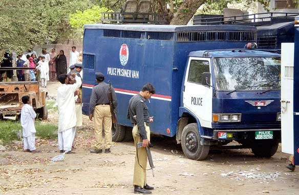 Prisoner escapes from jail van in Pindi