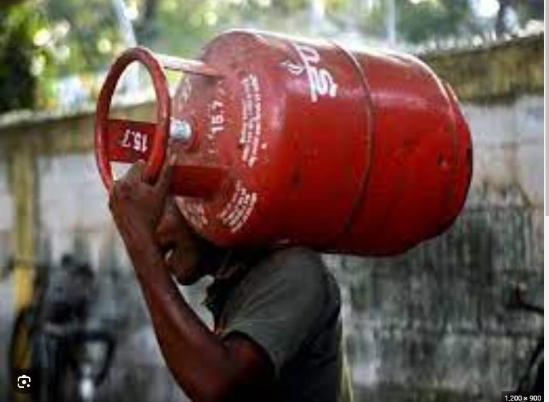 22 faint as gas cylinder falls from moving train in Sheikhupura