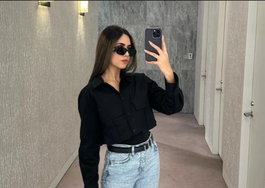 Ayesha Beig’s masterpiece selfie gives Michael Jackson vibes