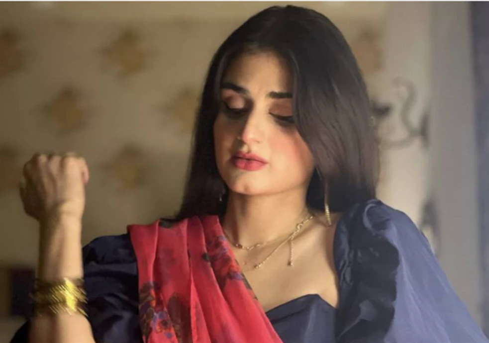 Hira Mani in modest saree with dazzling eyes promotes eastern culture