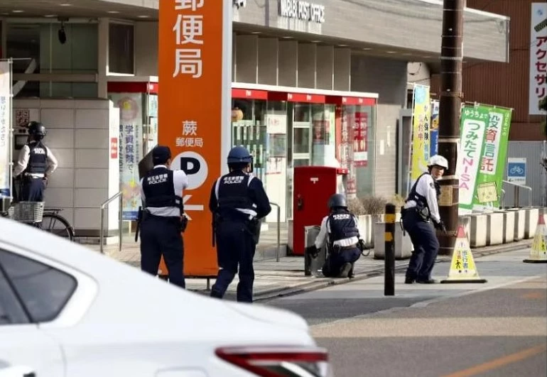 Suspected gunman takes hostages in Japan