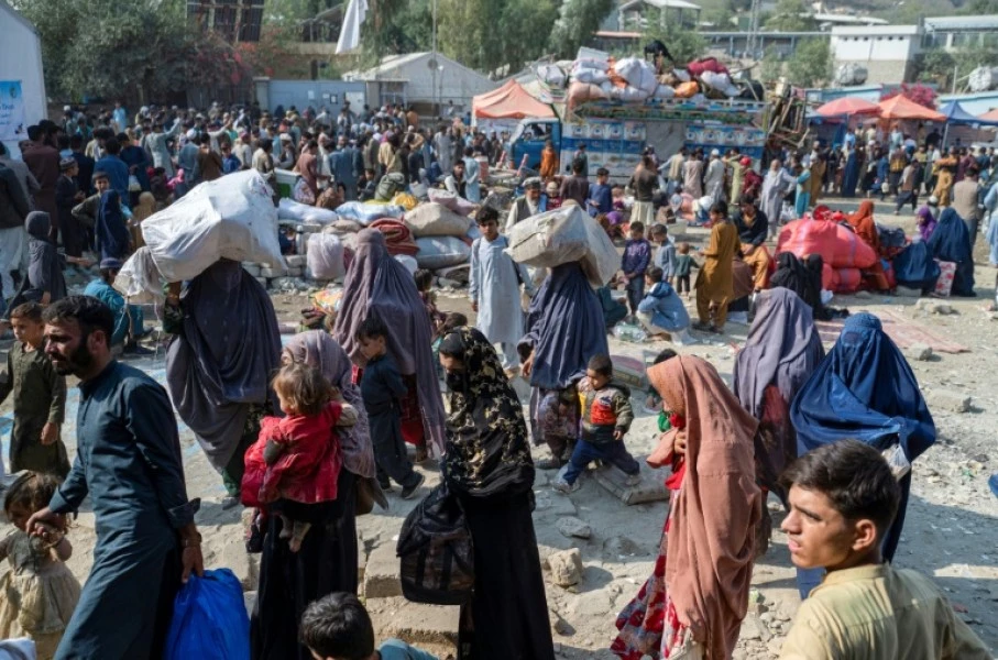 Tens of thousands of Afghans flee Pakistan as deadline looms