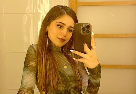 Aima Baig reveals reason behind her 'bending finger’ in every photograph