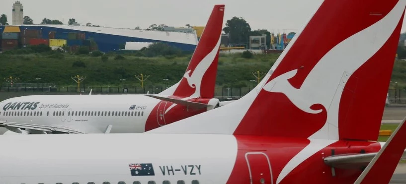 Angry Qantas investors block executives' pay plan