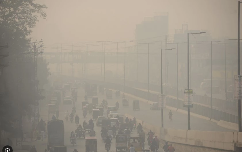 Smog turns Lahore murky as AQI reaches 467