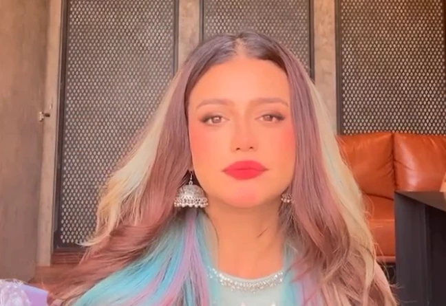 Does Zara Noor Abbas need a hair dyeing session?