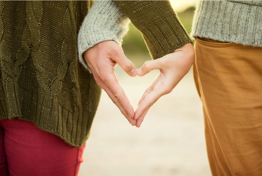 Guys, let’s find out whether your relationship perks up on romantic front