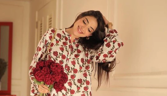 Saboor Aly's pose with red flowers captivates fans