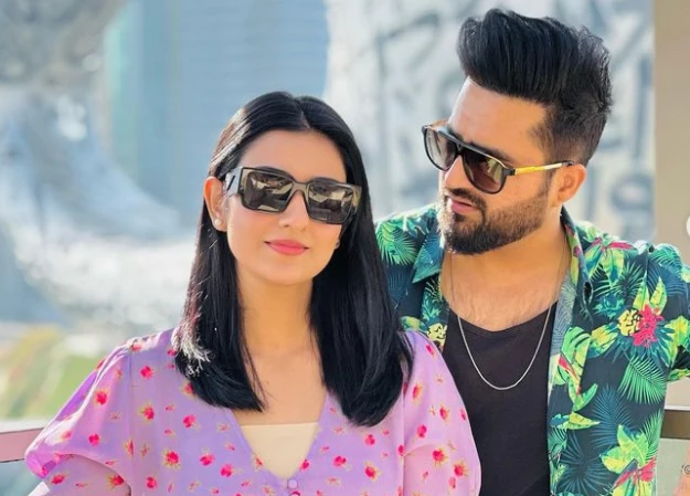 Sarah Khan does something interesting to hubby Falak Shabbir’s cup