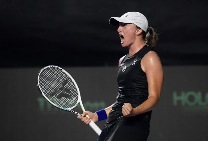 No.2 Swiatek beats No.1 Sabalenka in WTA Finals semis