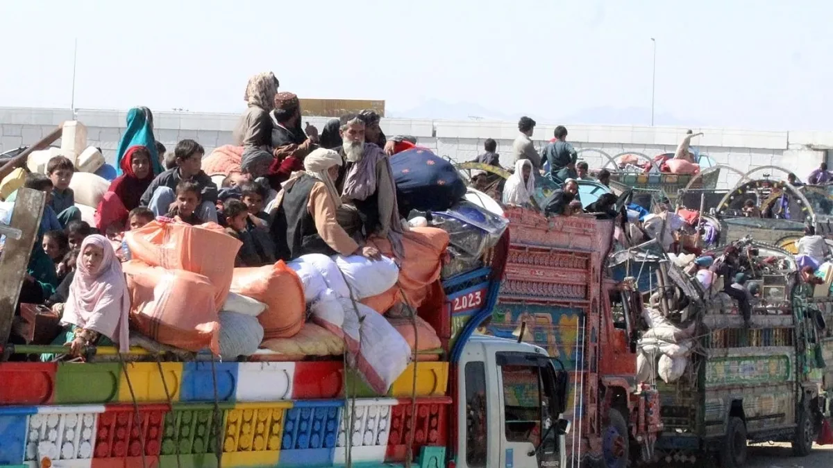 Sindh police safely transfer 207 Afghan residents to Balochistan border