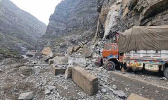 Zhob-DI Khan national highway blocked due to landslide