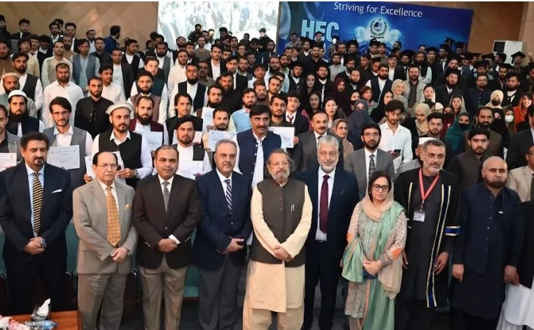 Pakistan announces 4,500 more scholarships for Afghan students