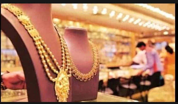 Gold price rises by Rs1,300 per tola