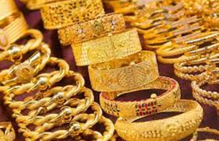 Gold price sinks by Rs2,400 per tola