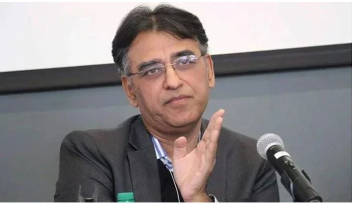 Asad Umar bids adieu to PTI, politics for good