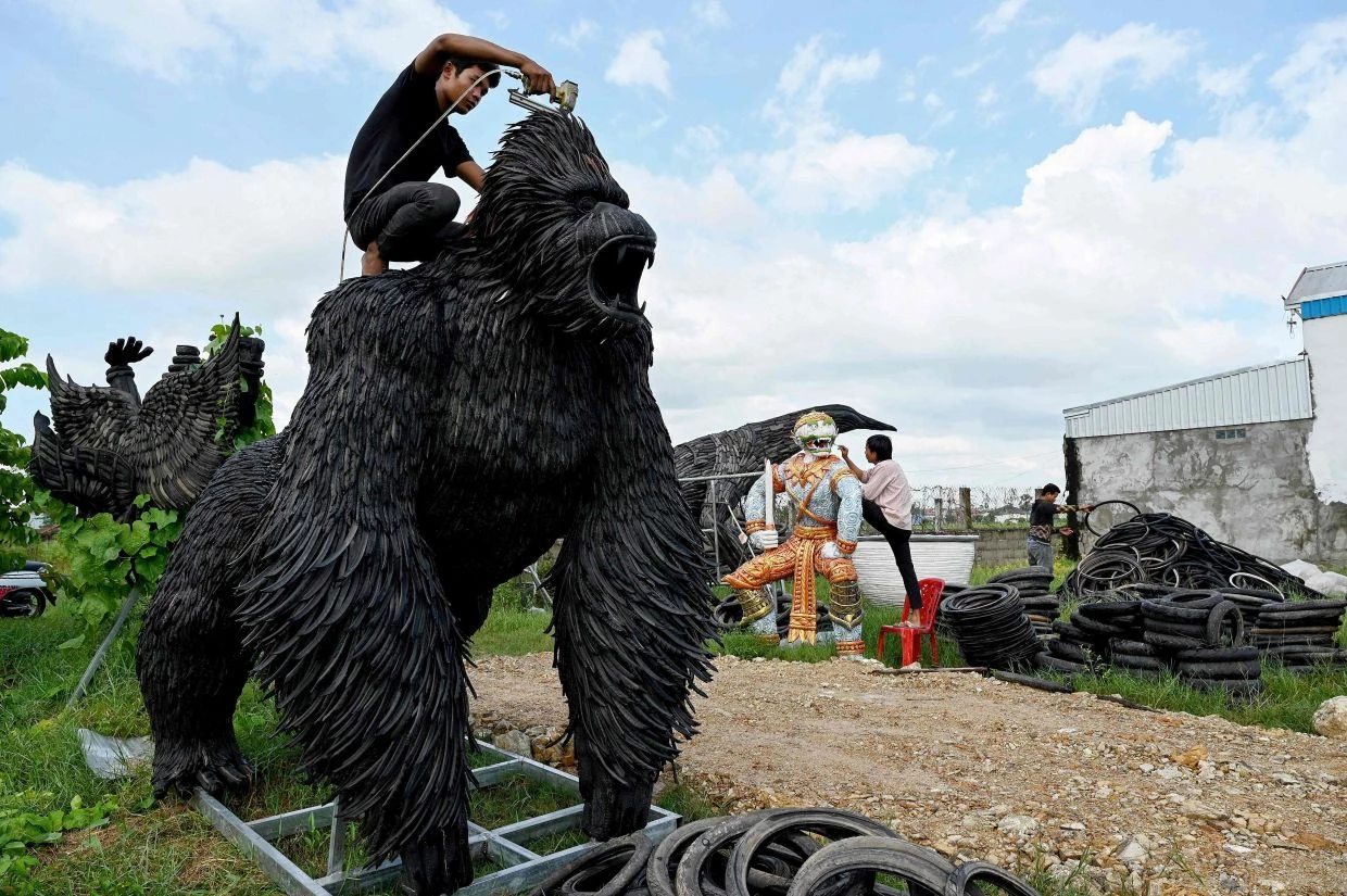 Cambodian artist turns tyres into giant King Kong