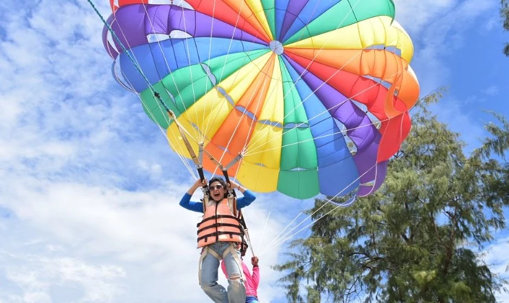 Sehar Khan soars high in sky, daring paragliding adventure in Thailand