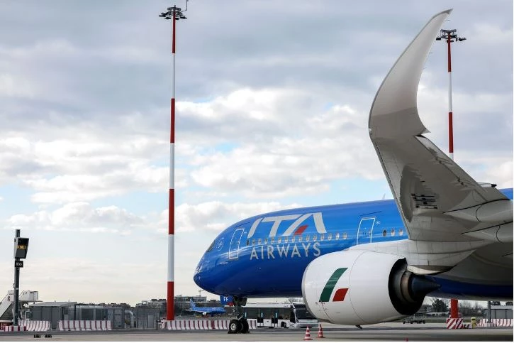 After ditching cap, Italy probes airline ticket pricing