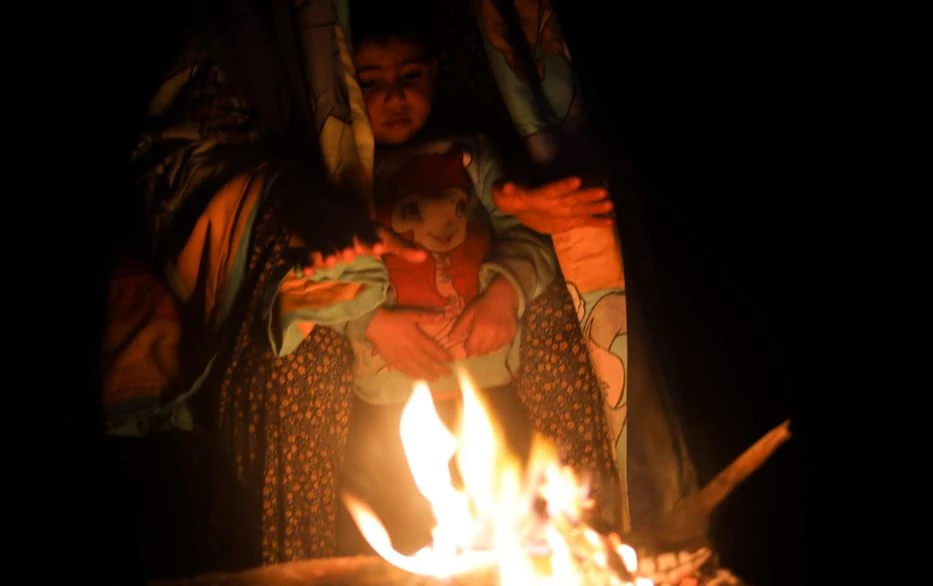 Displaced Gazans in search of warm clothes as cold draws in