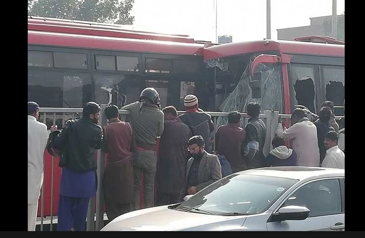 Another Metro bus meets accident in Islamabad