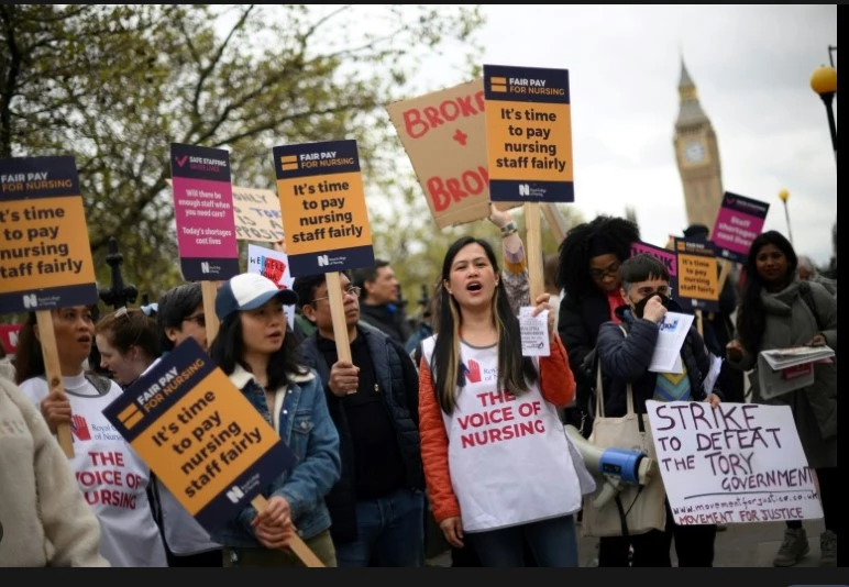 Retired nurses return to boost flagging UK health sector