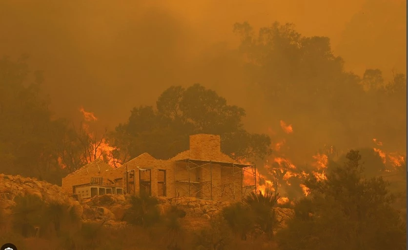 Wildfire engulfs homes in Western Australia