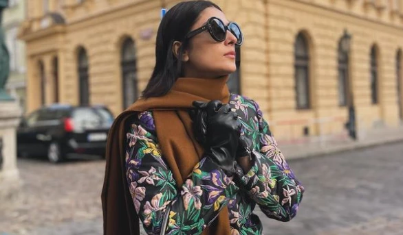 Ayeza Khan poses in front of ‘Prague Castle’ in Czech Republic