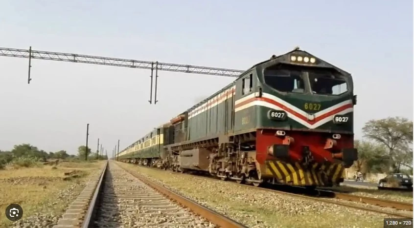 Jaffar Express rams into tractor-trolley at Sukkur crossing