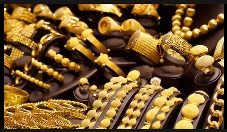 Gold price sinks by Rs500 per tola