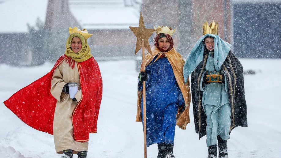 Flights resume at Munich after snow, trains still disrupted