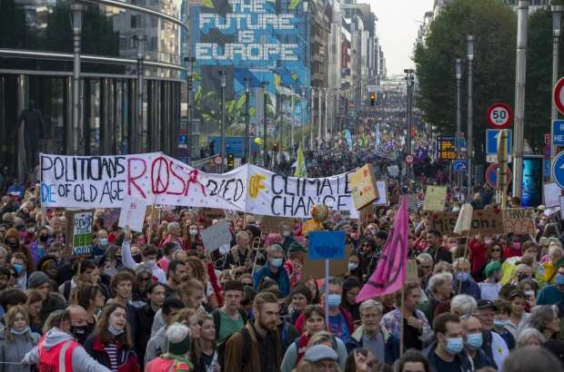 Tens of thousands march for climate in Brussels