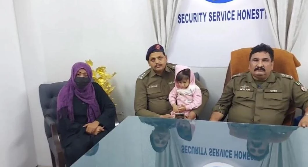 Baby snatcher caught, two-year-old girl handed over to mother